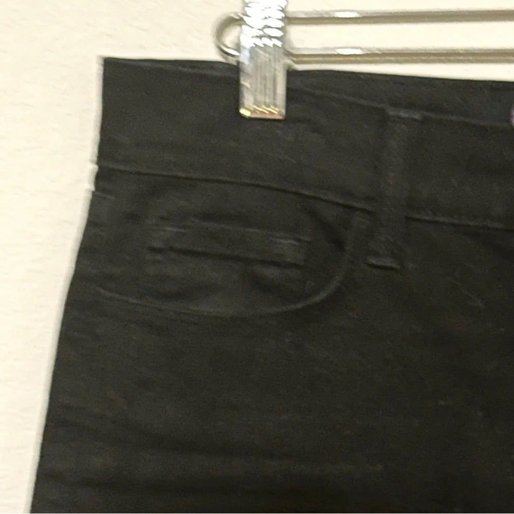 NYDJ Black Women's Bermuda Stretch Black Shorts Casual Travel‎ Inseam 10.5” Sz 2